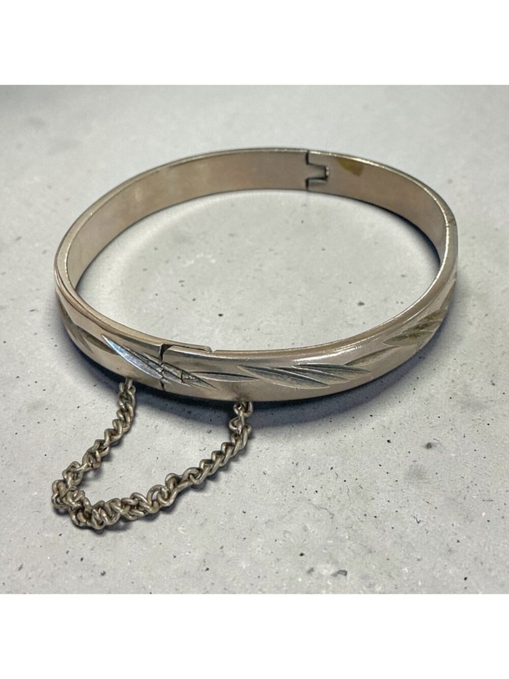 Vintage 80s Jewelry Silver-Plated Hinged Bangle Bracelet Etched Safety Chain